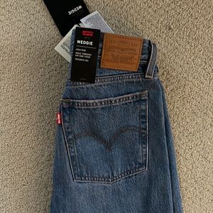 NWT LEVI wedgie high rise size 26